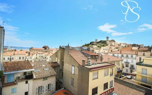 Beautiful 3 bedroom Sea view steps away from the Palais