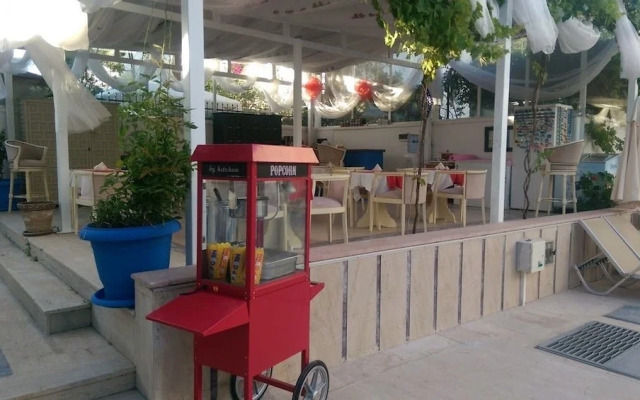 Zuzu's Kitchen & Apartments