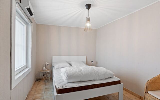 Spacious Seafront Apartment