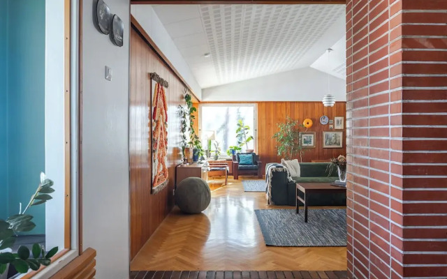 Lakefront House with 5 BR and Sauna
