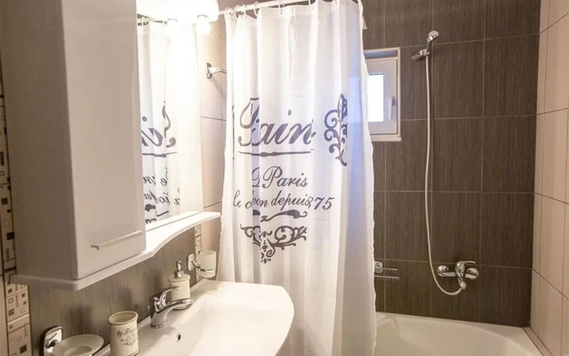 V Luxury Apartment 2