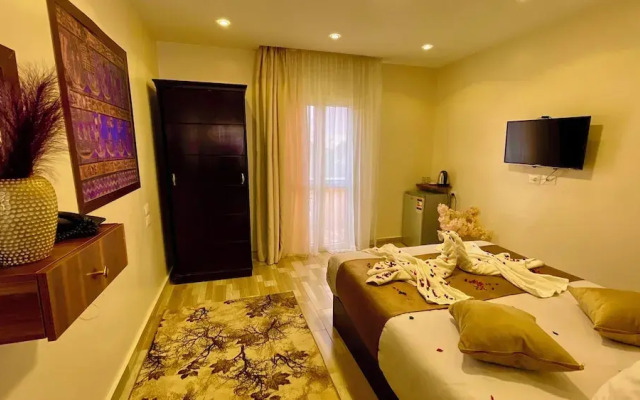 Nemes Pyramids View INN