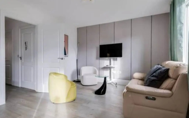 Stylish 4-br House With 3 Ensuite Free Parking