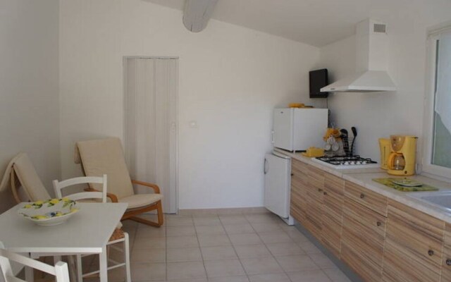 Bright Apartment With one Bedroom in Robion, With Pool Access, Enclose