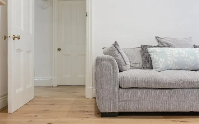 Large & Bright 1 Bed Flat In Piccadilly Circus