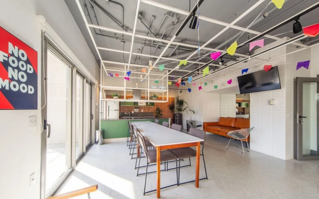 Beautiful Studio 290m From the Metro Hox1010