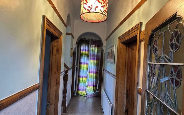 Spacious House- Parking, Garden & Central Location