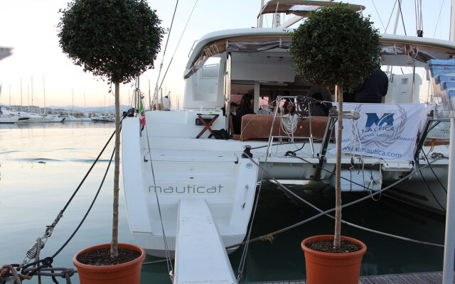 Catamarano Mauticat Boat & Breakfast