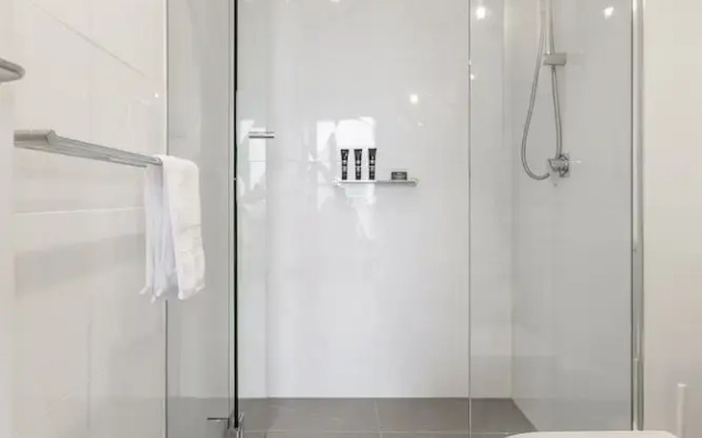 Trendy Melbourne 2 Bedroom Apartment by BnB Pro