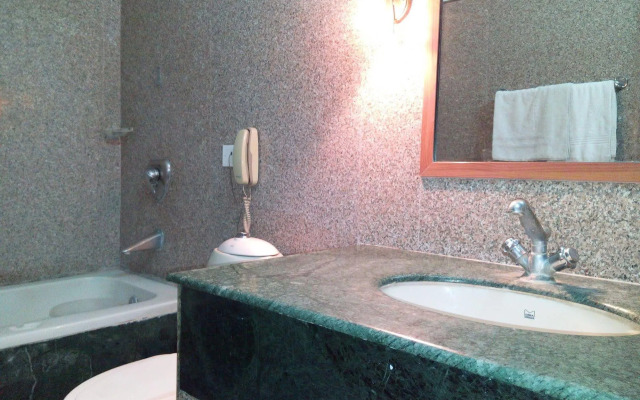 Hotel Queens Residency