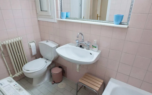 Beautiful Retro Apt in Koukaki