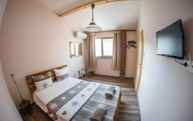 The Old House guest rooms and apartament