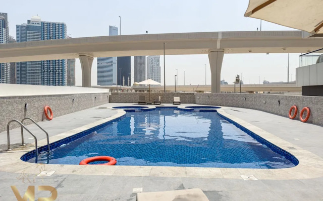 1 Bedroom Apartment with Panoramic Marina Views	
