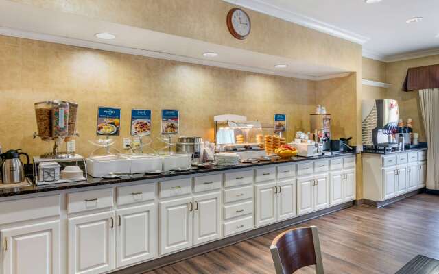 Clarion Pointe Medford