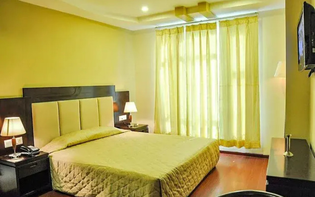 Fabhotel Gold Leaf I