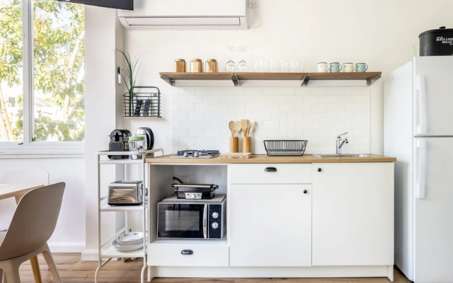 Bright & Sunny Apt in Trendy Location