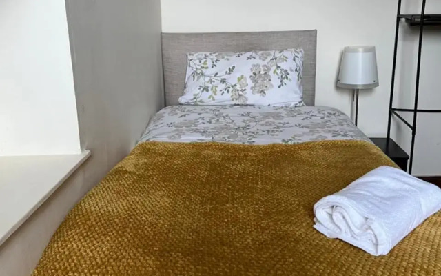 4 bed bungalow near Airport