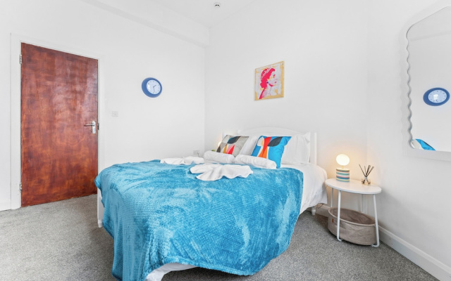 2 Double Beds - Sleeps 4 - Parking - Wifi