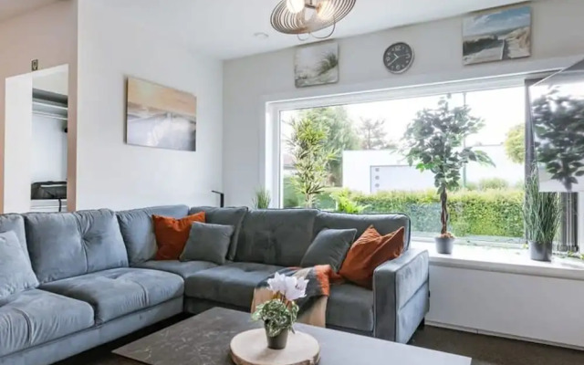 Spacious House With Garden and Parking