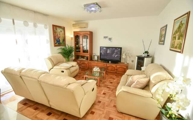 Quaint Holiday Home in Sinj With Private Pool