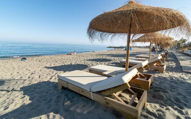 PR20 - Beach front flat Puerto Banus