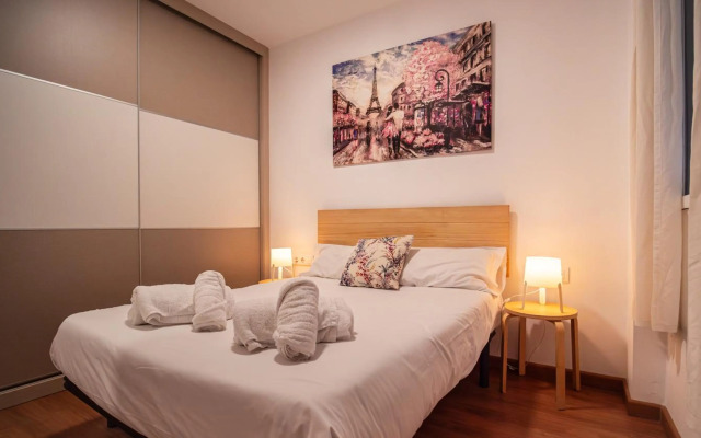 FAMILY FLAT CLOSE to the CENTER