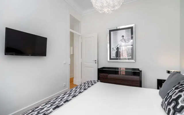 Prime Location Design Family Apartment