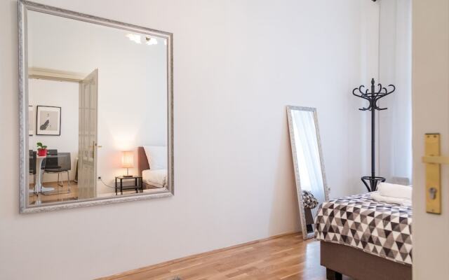 Sunny And Modern Apt In The Center