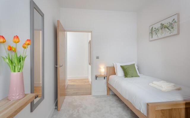 Stylish & Modern: Central Hitchin - with Parking