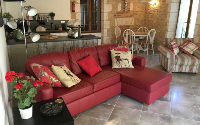 Moulin du Fontcourt Riverside Apartment