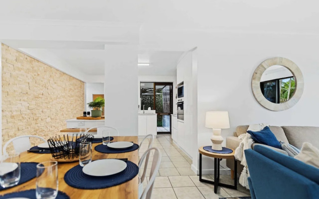 Rainforest Reef Retreat - Esplanade Ground-floor Apartment