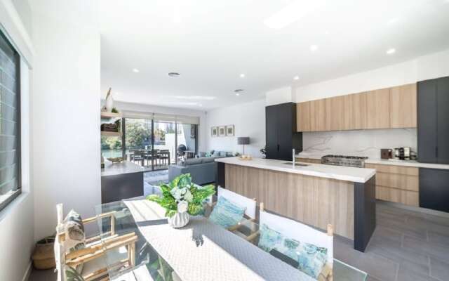 Gold Coast Private Villas - Waterfront Villas