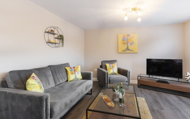 Elliot Oliver - Luxurious 2 Bedroom Apartment With Parking
