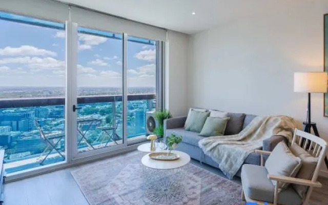 lvl42 2B APT with Free Parking in CBD