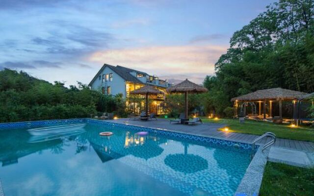 Anji Double Fish Hall Hot Spring Resort B&B (Longwangshan Canyon Drift Shop)
