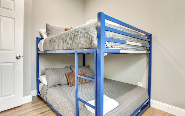 Convenient Elizabeth Apartment w/ Private Balcony!