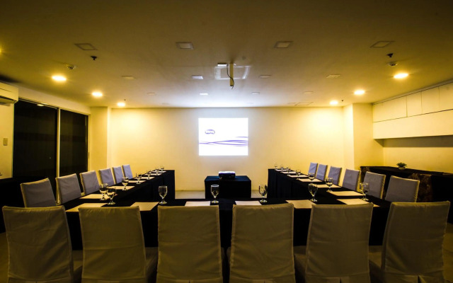 Jade Hotel & Suites