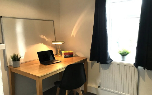 Modern 3-bed House With Parking Bamber Bridge, Preston