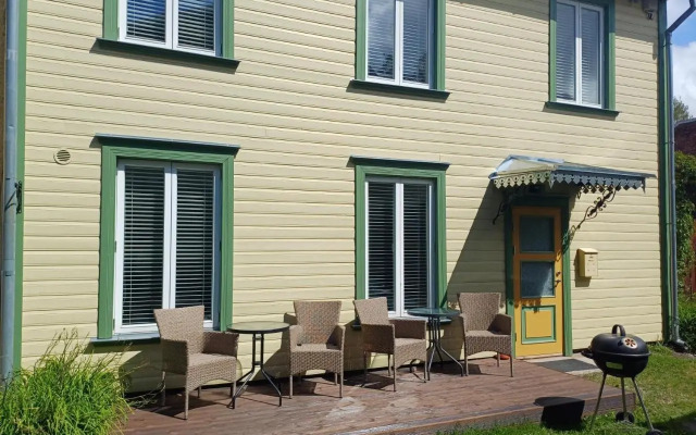 Yellow Center Holiday Home