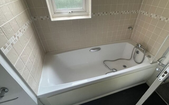 Impeccable 4-bed House Next Door to the Liberty