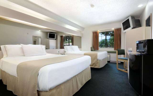 Travelodge by Wyndham Arlington/Dallas Area
