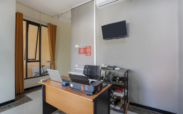 RedDoorz Syariah near Airlangga University Campus B