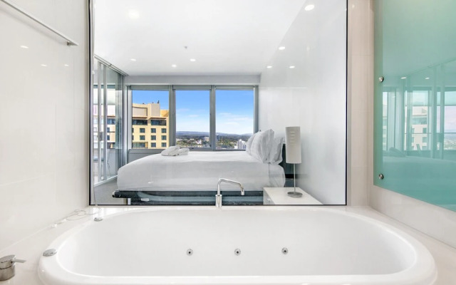 Iconic Q Surfers Paradise 1 Bed + Study Apartment