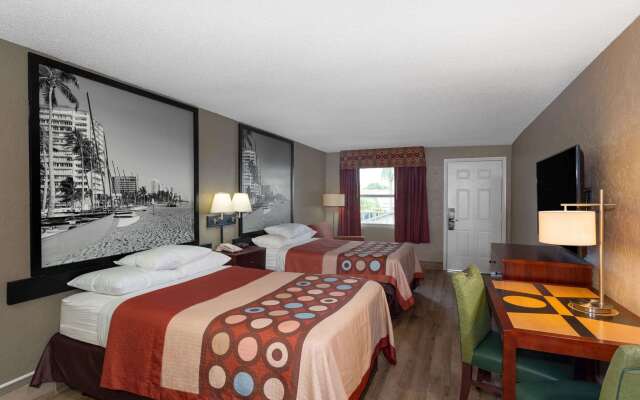 Super 8 by Wyndham Bradenton Sarasota Area