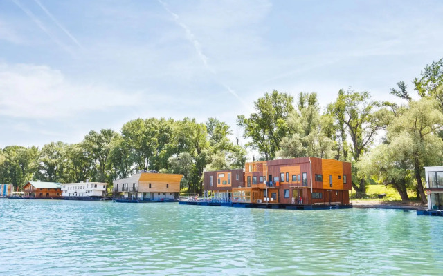 Arkabarka Floating Hostel