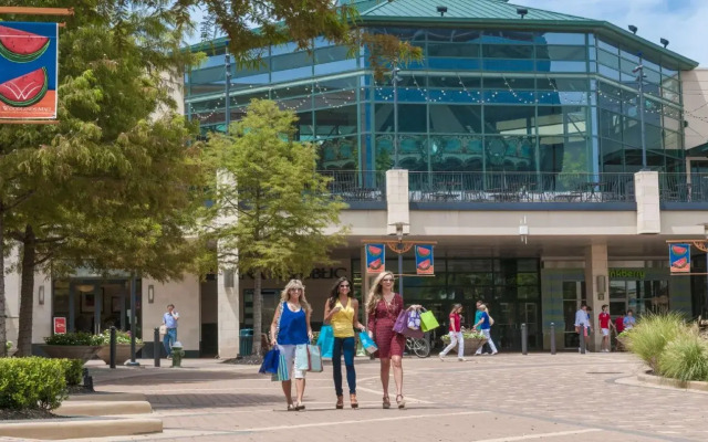 Embassy Suites by Hilton The Woodlands at Hughes Landing