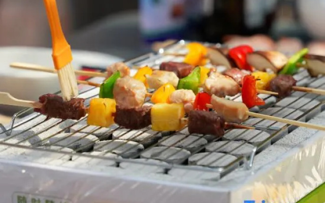 Dacheng enjoys building a courtyard by the river