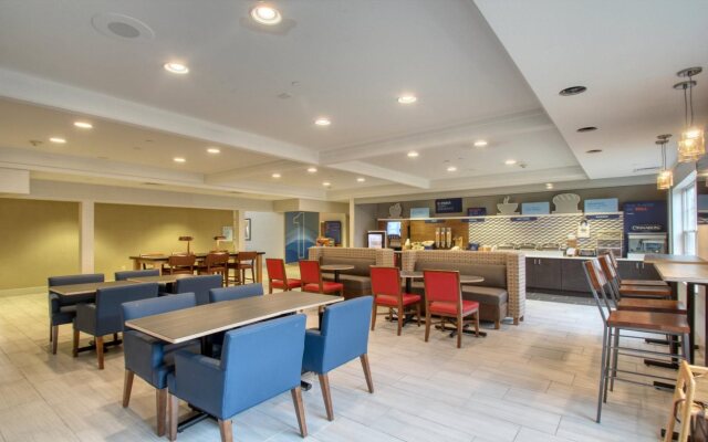 Holiday Inn Express Hotel & Suites Oshkosh by IHG