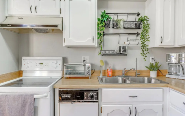 Walk to Conveniences: Tempe Condo w/ Pool!