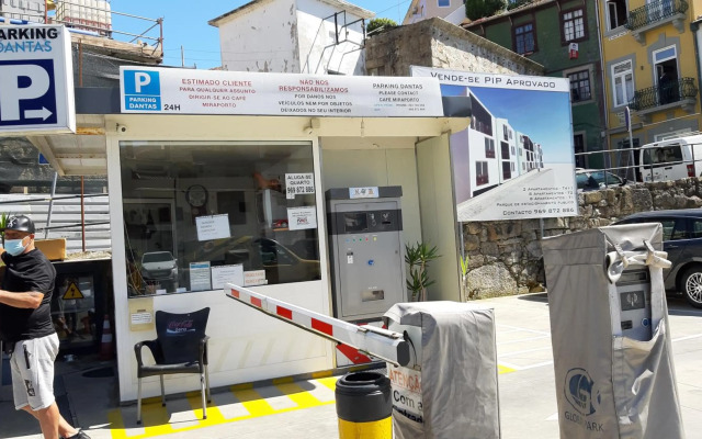 Modern house - air cond, free parking, breakfast